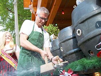 Nach drei Schlägen verkündete Oberbürgermeister Kirschstein: "Oogschochn is!."  Josef Hofbauer