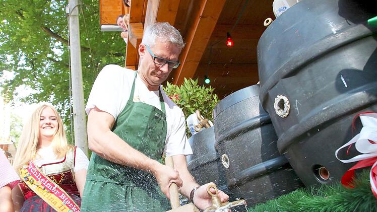 Nach drei Schlägen verkündete Oberbürgermeister Kirschstein: "Oogschochn is!."  Josef Hofbauer