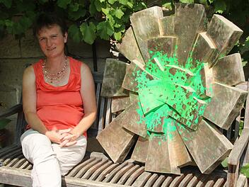 Birgit Reder-Zirkelbach vor ihrem Haus in Kleineibstadt Foto: Andreas Lösch