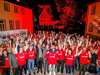 An der Unteren Mühlbrücke fiel am späten Montagabend mit dem traditionellen Kick-Off-Gruppenfoto der Brose-Bamberg-Community der Startschuss der Post-Season, in der die BBL-Karten neu gemischt werden und man auch als Tabellenfünfter noch einige Trümpfe in der Hand hat.  Foto: Daniel Löb