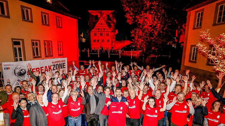 An der Unteren Mühlbrücke fiel am späten Montagabend mit dem traditionellen Kick-Off-Gruppenfoto der Brose-Bamberg-Community der Startschuss der Post-Season, in der die BBL-Karten neu gemischt werden und man auch als Tabellenfünfter noch einige Trümpfe in der Hand hat.  Foto: Daniel Löb