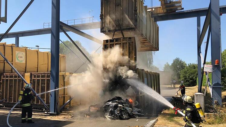 Die Kronacher Feuerwehr musste am Freitag einen Brand auf der Müllumladestation in Neuses löschen. Foto: Stefan Wicklein