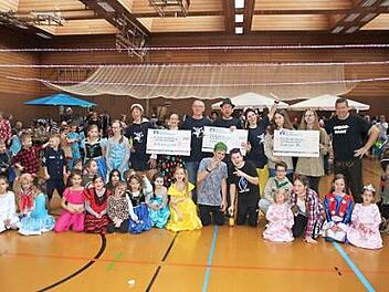 Die Initiatoren des TSV-Kinderfaschings spendeten wieder insgesamt 1200 Euro an Kindereinrichtungen.  Fotos: Thmas Malz