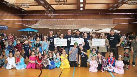 Die Initiatoren des TSV-Kinderfaschings spendeten wieder insgesamt 1200 Euro an Kindereinrichtungen.  Fotos: Thmas Malz