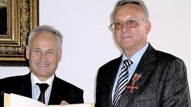 Eine der höchsten Auszeichnungen, die Diplombraumeister Hans Püls erhielt, war die Verleihung des Bundesverdienstkreuzes am Bande durch den damaligen Leiter der Staatskanzlei und Bayerischen Finanzminister Erwin Huber. Foto: privat