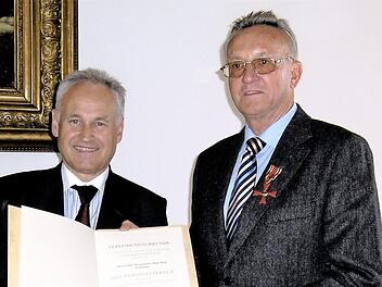 Eine der h&ouml;chsten Auszeichnungen, die Diplombraumeister Hans P&uuml;ls erhielt, war die Verleihung des Bundesverdienstkreuzes am Bande durch den damaligen Leiter der Staatskanzlei und Bayerischen Finanzminister Erwin Huber. Foto: privat