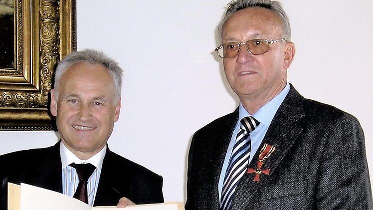 Eine der höchsten Auszeichnungen, die Diplombraumeister Hans Püls erhielt, war die Verleihung des Bundesverdienstkreuzes am Bande durch den damaligen Leiter der Staatskanzlei und Bayerischen Finanzminister Erwin Huber. Foto: privat