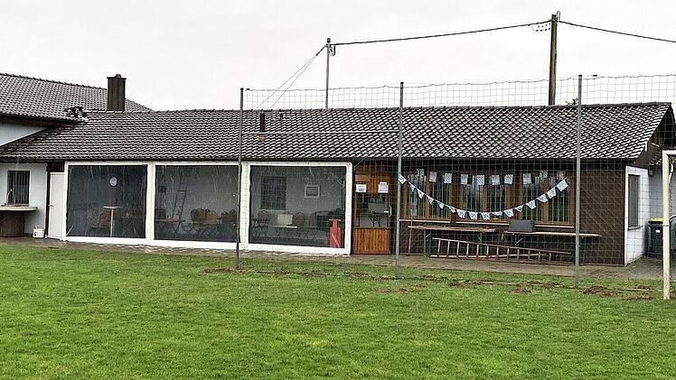 Im Sportheim des MSC Ottendorf soll ein Lagerraum zur behindertengerechten Toilette umgebaut werden. Der Gemeinderat Gädheim bewilligte hierfür einen Zuschuss von zehn Prozent auf die Baukosten in Höhe von 15 000 Euro.