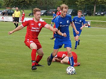 Der Trappstädter Luca Derlet (links) bemüht sich im Duell mit Julian Hüfner (FC 06 Bad Kissingen) um den Ball.  Foto: Rudi Dümpert