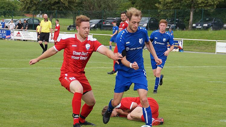 Der Trappstädter Luca Derlet (links) bemüht sich im Duell mit Julian Hüfner (FC 06 Bad Kissingen) um den Ball.  Foto: Rudi Dümpert