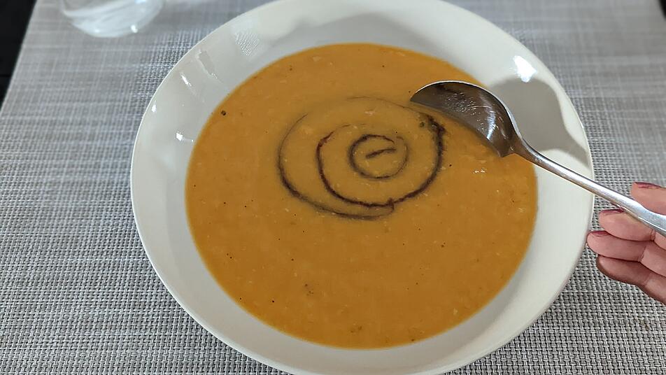 Wärmt an kalten Tagen von Innen: leckere, selbstgemachte Kürbissuppe. Wärmt an kalten Tagen von Innen: leckere, selbstgemachte Kürbissuppe.