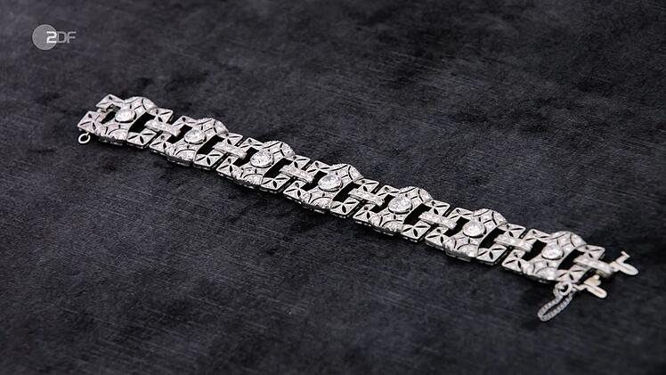 Die 252 Steine des Platinarmbands wiegen zusammen 11 Karat.