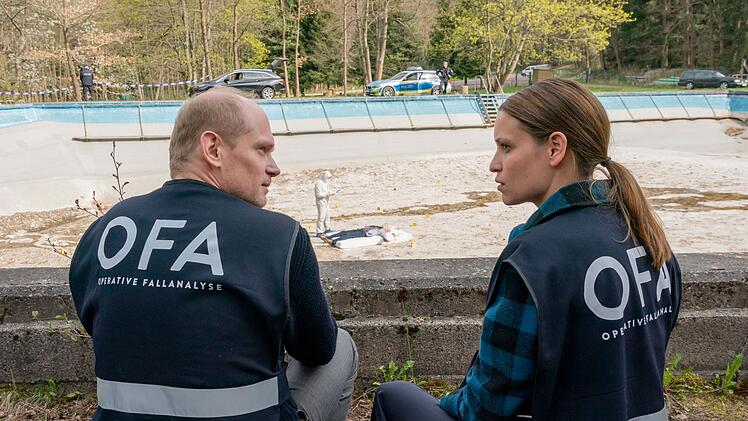 Jan Kawig (Bernhard Conrad) und Annett Schuster (Kristin Suckow) finden eine Leiche in jenem verlassenen Freibad, in dem Jan Teile seiner Kindheit verbrachte.