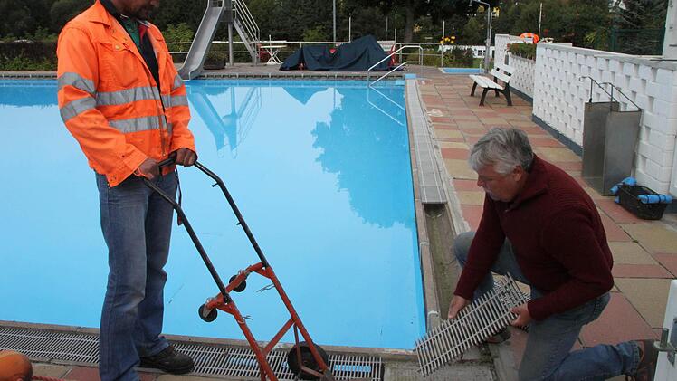 Bertram Holhut und Klaus Dworschak bei den Aufräumarbeiten.