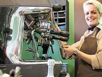 Die Gastronomin Iris Heid ist ihr eigener Chef im "Mein Kissinger Kaffee". Foto: Benedikt Borst