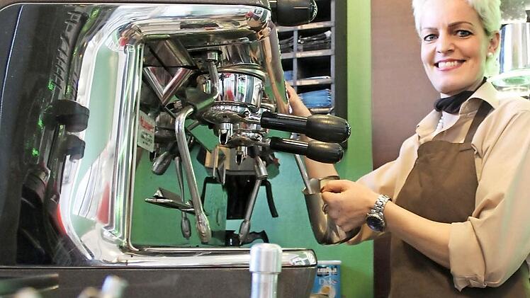 Die Gastronomin Iris Heid ist ihr eigener Chef im "Mein Kissinger Kaffee". Foto: Benedikt Borst