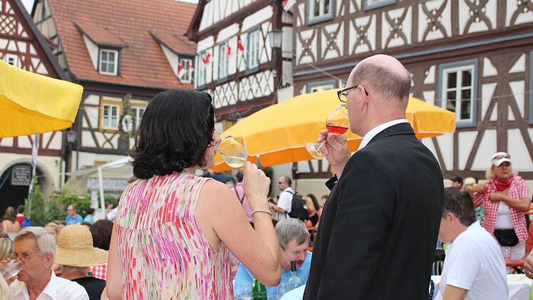 "Fachwerk, Frohsinn, Frankenwein". Das Motto setzen Dorothee Bär und Thomas Stadelmann in die Realität um. Foto: Sina Mattheus