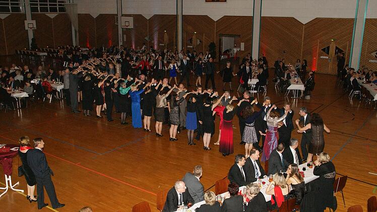 Traditionell wurde der Rosenball des Kreiscaritasverbandes Haßberge mit der großen Polonaise eröffnet.