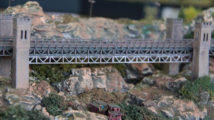 Realistisch: Stürzte früher eine Lokomotive vom Gleis, wurde sie nicht immer geborgen.