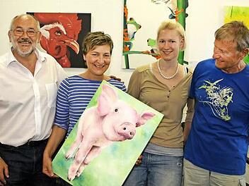 Von links: Wolf-Dieter Domke, Uta Schlerf mit ihrem "Glücksschweinchen", Amelie Weidhaus und Franz Degenbeck. Dahinter hängen (v. l.)Hahn "Caruso" von Christel Keller, "Augenblicke 1" von Margit Paulus und "Zauberhaft" von Uta Schlerf. Fotos: Sylvia Hubele