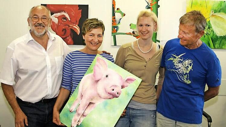Von links: Wolf-Dieter Domke, Uta Schlerf mit ihrem "Glücksschweinchen", Amelie Weidhaus und Franz Degenbeck. Dahinter hängen (v. l.)Hahn "Caruso" von Christel Keller, "Augenblicke 1" von Margit Paulus und "Zauberhaft" von Uta Schlerf. Fotos: Sylvia Hubele