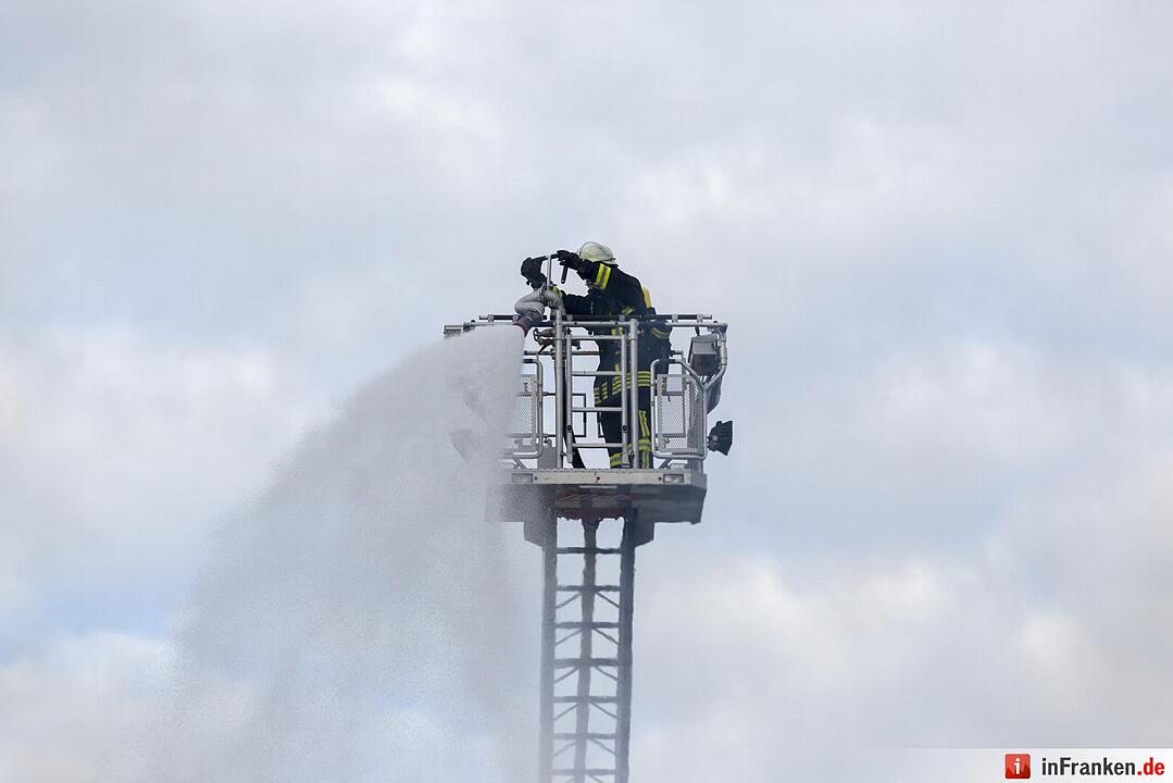 Grossbrand zerstoert Scheune in Puschendorf