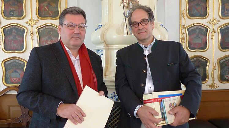 Der bisherige Stadtheimatpfleger Ekkehard Arnetzl (rechts) und sein Nachfolger Professor Andreas Dornheim beim Festakt im Rokokosaal des Alten Rathauses  Foto: Bärbel Meister/Stadt Bamberg