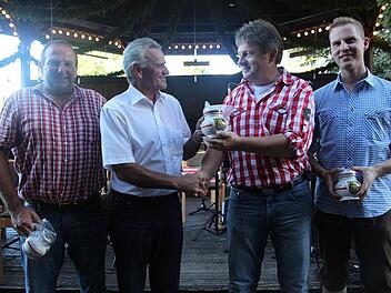 Sie freuten sich über ihre Auszeichnung durch Landrat Oswald Marr (von links): Erster Ritter Roland Kuhnlein, Landrat Oswald Marr, Behörden-Schützenkönig Markus Löffler, Zweiter Ritter Matthias Schedel. Foto: Veronika Schadeck