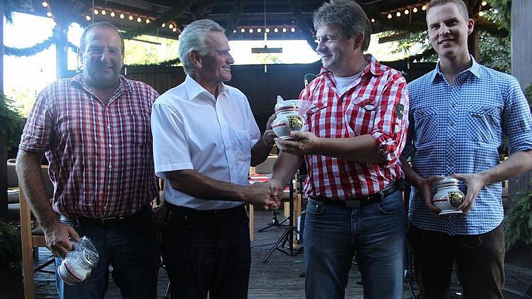 Sie freuten sich über ihre Auszeichnung durch Landrat Oswald Marr (von links): Erster Ritter Roland Kuhnlein, Landrat Oswald Marr, Behörden-Schützenkönig Markus Löffler, Zweiter Ritter Matthias Schedel. Foto: Veronika Schadeck