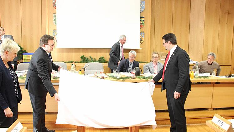 Vor der Enthüllung der Ruhebank ... Foto: Friedwald Schedel