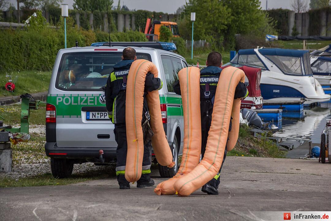Diesel aus undichtem Bootstank verunreinigt das Wasser im Sportboothafen in Nürnberg