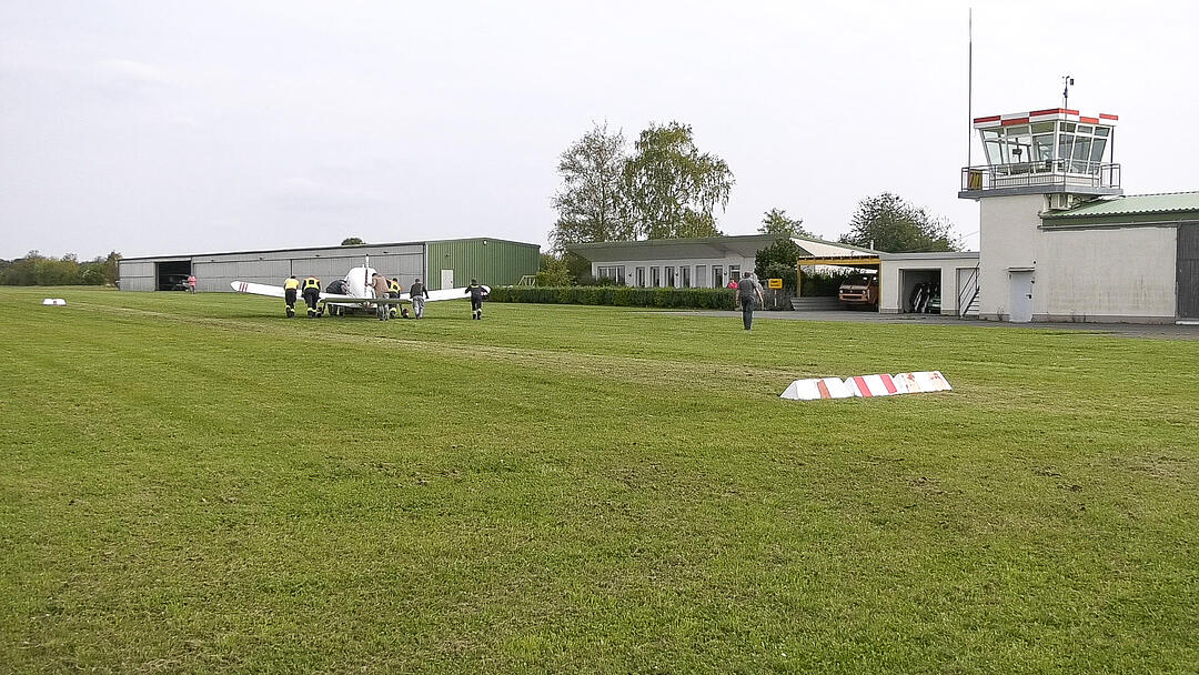 Leichtflugzeug legt Bruchlandung auf Flugplatz in Hettstadt hin