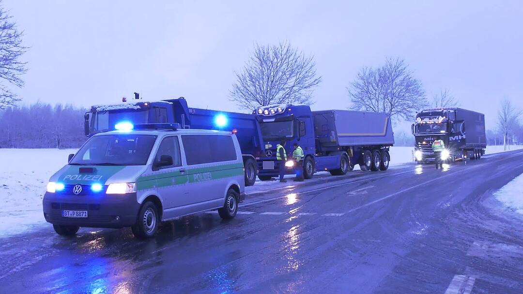 Stillstand im Landkreis Hof: Schnee und Eis lassen Verkehr erliegen