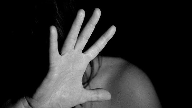 In der Nacht auf Sonntag verging sich in Bamberg ein Mann an einer 17-jährigen Frau. Die Polizei sucht nun nach Zeugen des Vorfalls. Symbolbild. Foto: ninocare/pixabay