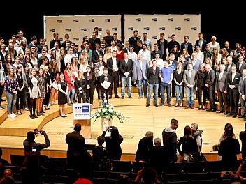 376 erfolgreiche Absolventen der Berufsbildung und der Weiterbildung wurden in der Bamberger Konzert- und Kongresshalle geehrt. Foto: IHK