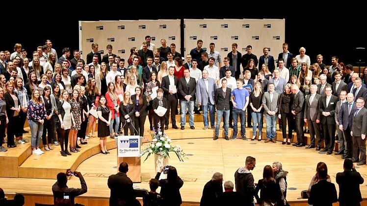 376 erfolgreiche Absolventen der Berufsbildung und der Weiterbildung wurden in der Bamberger Konzert- und Kongresshalle geehrt. Foto: IHK