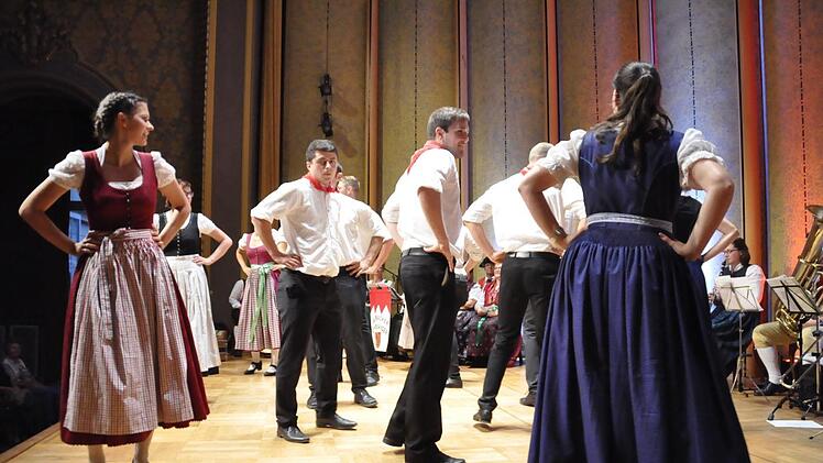 Mit fliegenden Röcken und fränkischen Figurentänzen tanzen die "Berger Plüapaare" in Bergrheinfeld bei der "Kirwa" um den Planbaum.Peter Klopf