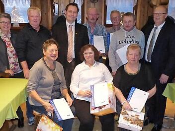 Die Geehrten des VdK Stadtsteinach im Kreise der Gäste (sitzend von links) Edeltraud Luther, Elisabeth Schneider, Karin Aulbach (sowie stehend von links) Irmtraud Ackermann vom VdK-Kreisverband Kulmbach, Max Sesselmann, Stadtsteinachs Bürgermeister Roland Wolfrum, Raimund Popp, Werner Hildner, Roland Fickenscher und VdK-Ortsvorsitzender Harald Fraas  Foto: Klaus-Peter Wulf