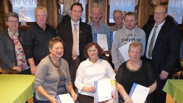 Die Geehrten des VdK Stadtsteinach im Kreise der Gäste (sitzend von links) Edeltraud Luther, Elisabeth Schneider, Karin Aulbach (sowie stehend von links) Irmtraud Ackermann vom VdK-Kreisverband Kulmbach, Max Sesselmann, Stadtsteinachs Bürgermeister Roland Wolfrum, Raimund Popp, Werner Hildner, Roland Fickenscher und VdK-Ortsvorsitzender Harald Fraas  Foto: Klaus-Peter Wulf