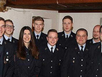 Bei der Feuerwehr Schorkendorf-Eicha wurden zahlreiche Feuerwehrleute befördert und für eine langjährige Treue geehrt.  Foto: Desombre