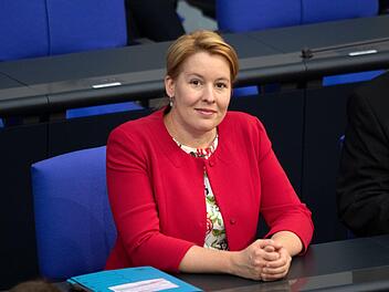 Sie empfiehlt, die Begriffe "Mutter" und "Vater" auf offiziellen Formularen umzubenennen: Bundesfamilienministerin Franziska Giffey (SPD) im Deutschen  Bundestag. Foto: Ralf Hirschberger/dpa