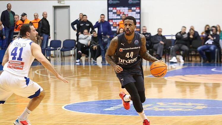 Der Bamberger Bryce Taylor hat Nemanja Vranjes (links)  ausgespielt den gegnerischen Korb im Blick. Foto: championsleague.basketball
