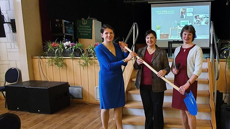 Den Mu-Spaten bekam Angela Hofmann von nne K&ouml;rkel, rechts  Kreisn&auml;uerin Rosa Zehnter.Maria L&ouml;ffler