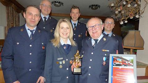Bei den Ehrungen (vorne von links): Thomas Bezold, Vorsitzende Elisa Egelseer-Bogner und der neue Ehrenkommandant Harald Bogner; dahinter von links B&uuml;rgermeister Hanng&ouml;rg Zimmermann, Kommandant Marcel Zweck und sein Stellvertreter Fabian M&uuml;ller Foto: Thomas Weichert