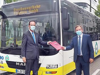 OVF-Geschäftsführer Holger Waldhausen (links) überreicht Landrat Alexander Tritthart die unterzeichneten Verträge. Foto: Stephanie Mack