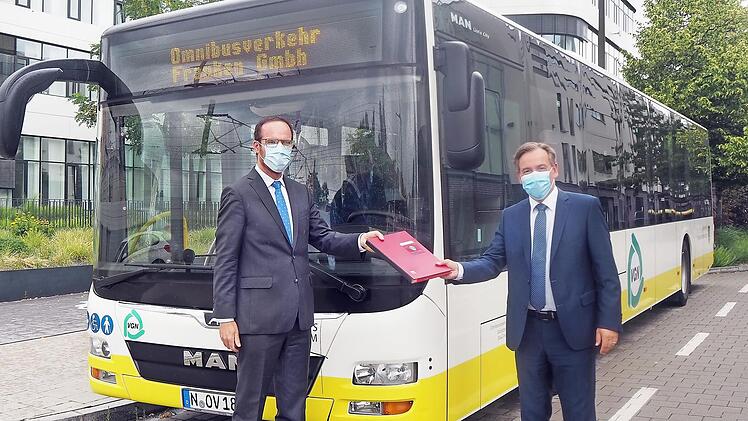 OVF-Geschäftsführer Holger Waldhausen (links) überreicht Landrat Alexander Tritthart die unterzeichneten Verträge. Foto: Stephanie Mack