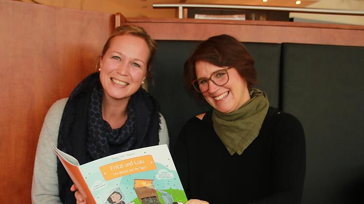 Birgit Six (links) und Claudia Görde mit ihrem soeben erschienenen  Kinderbuch  - Foto: Matthias Einwag