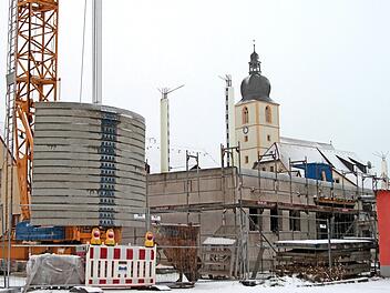 Beim Bauprojekt für die Kindertagesstätte "Budenzauber" konnte noch rechtzeitig vor Wintereinbruch die Betondecke für das Erdgeschoss fertiggestellt werden. Aber nun ist Pause auf der Baustelle.  Foto: Günther Geiling