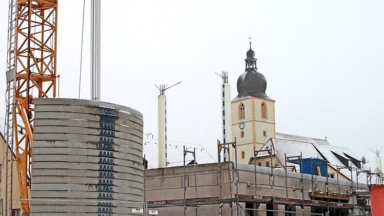Beim Bauprojekt für die Kindertagesstätte "Budenzauber" konnte noch rechtzeitig vor Wintereinbruch die Betondecke für das Erdgeschoss fertiggestellt werden. Aber nun ist Pause auf der Baustelle.  Foto: Günther Geiling