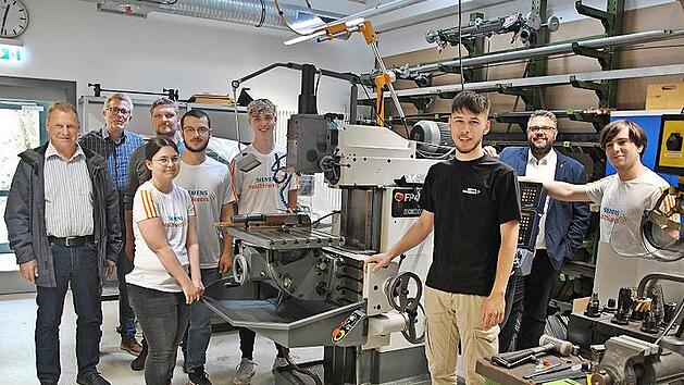 &Uuml;bergabe einer Fr&auml;smaschine: (hinten v. l.) Stefan Albrecht, Ausbildungscoach bei Siemens Healthineers, Robert Miemietz und Peter Pfann, Vorsitzende der Lebenshilfe, Marco Friepes (Zweiter v. r.), Ausbildungsleiter bei Siemens Healthineers und ein...